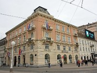Trg bana Jelačića 14, palača Prve hrvatske štedionice, kasnije Singerova. Sagrađena 1870. prema projektu arhitektonskog biroa Grahor i Klein  Palača Prve hrvatske štedionice, kasnije “Singerova palača” na uglu Trg bana Jelačića 14 /Praška 2 sagrađena je 1870. prema projektu arhitektonskog biroa Grahor i Klein. Manirističko preobilje nakita, pa neki detalji (otvori u prizemlju, armatura krila balkonskih vratiju na rizalitima) još pripadaju Kleinovoj romantičnoj fazi. Motiv sažimanja katova proveden je polustupovima, pilastrima i hermama kroz sva tri kata, osobito naglašeno na rizalitu. Edo Šen izveo je za američku tvrtku Singer šivaći strojevi 1926./1927. potrebne adaptacije u unutrašnjosti, a s pročelja je uklonio sav figuralni ukras, ali je sačuvao glavnu misao povezivanja katova pilastrima kao osnovnim elementom.